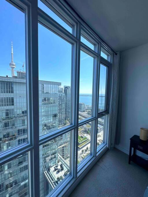 Stylish 2 Bedrooms W/ Awesome View & Parking Apartment Toronto