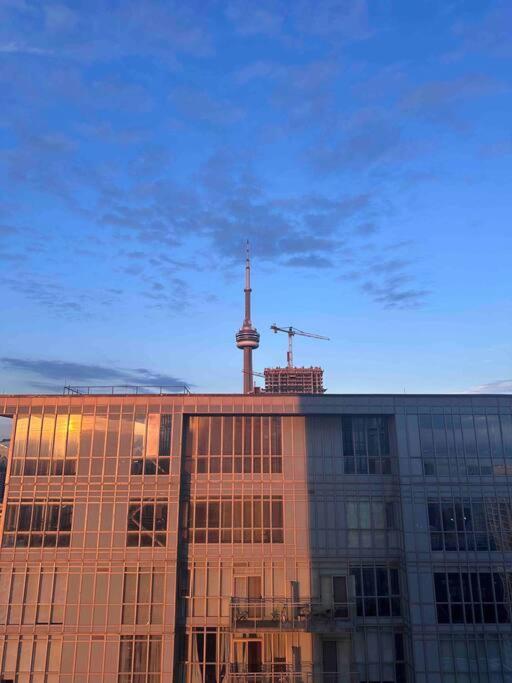 Stylish 2 Bedrooms W/ Awesome View & Parking Toronto