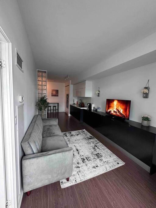 Stylish 2 Bedrooms W/ Awesome View & Parking Apartment *