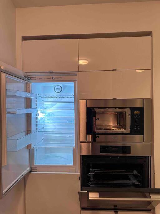 Stylish 2 Bedrooms W/ Awesome View & Parking Apartment