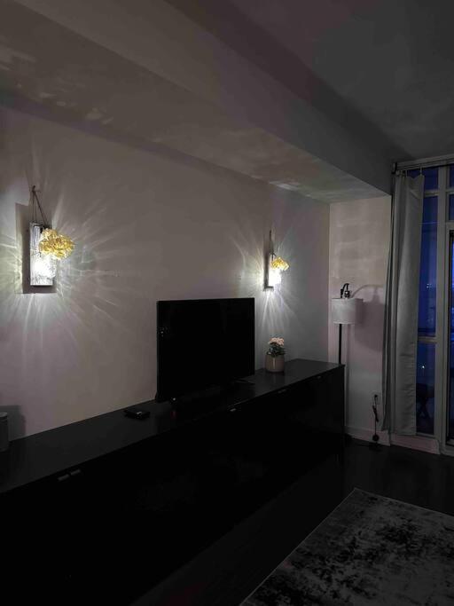 Stylish 2 Bedrooms W/ Awesome View & Parking * Toronto