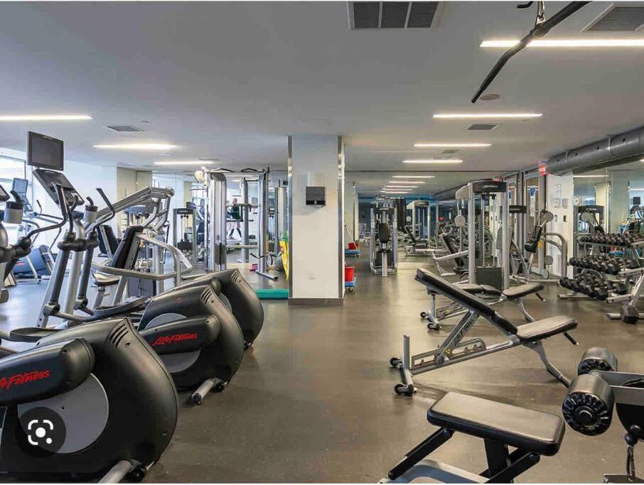 Stylish 2 Bedrooms W/ Awesome View & Parking Toronto