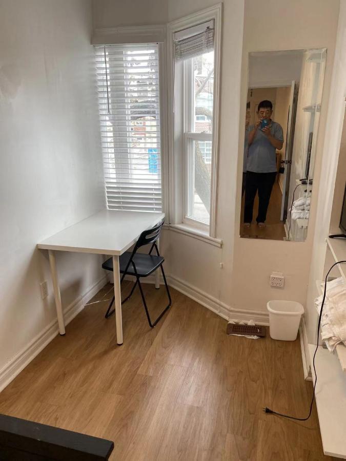 Single With Shared Bathroom 536c * Toronto