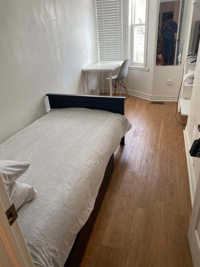Guest house Single With Shared Bathroom 536c Toronto