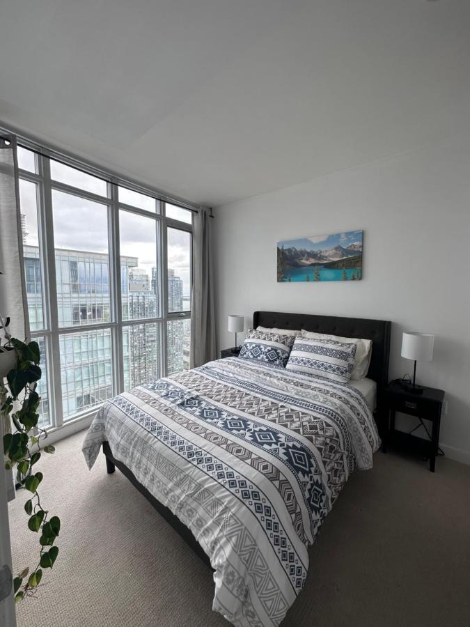 Stylish 2 Bedrooms W/ Awesome View & Parking Apartment Toronto