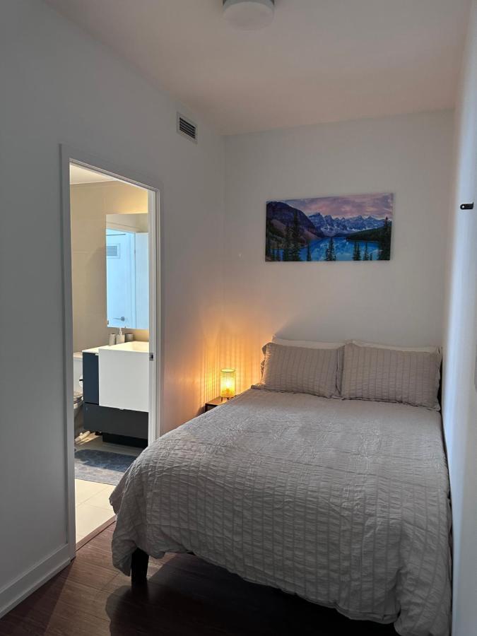 Stylish 2 Bedrooms W/ Awesome View & Parking Toronto