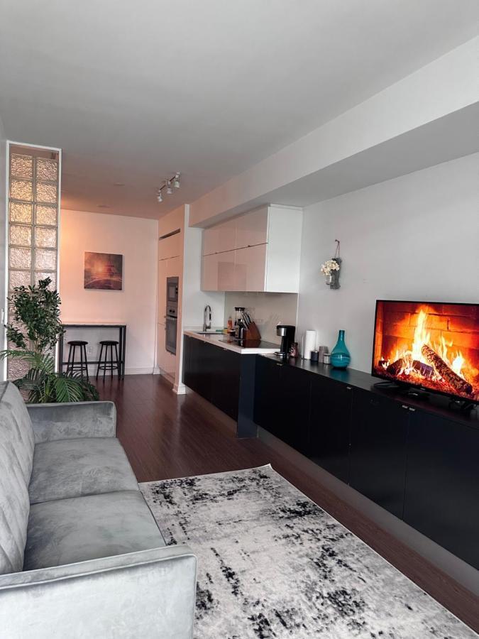 Stylish 2 Bedrooms W/ Awesome View & Parking * Toronto
