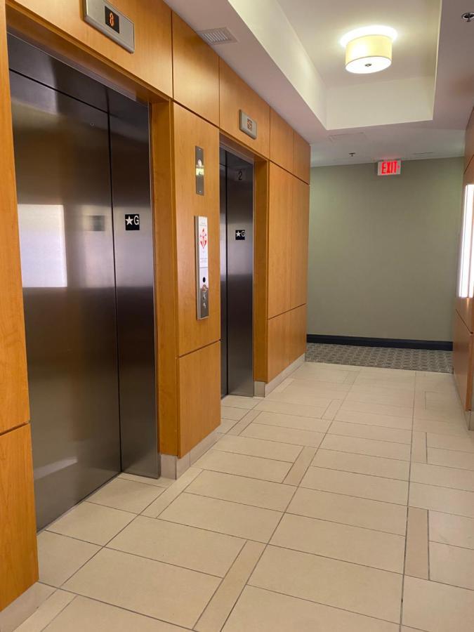 Luxury With Skyline Views - Mins To Yyz Apartment