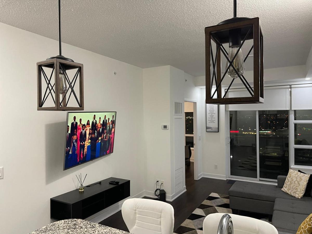 Luxury With Skyline Views - Mins To Yyz Apartment *