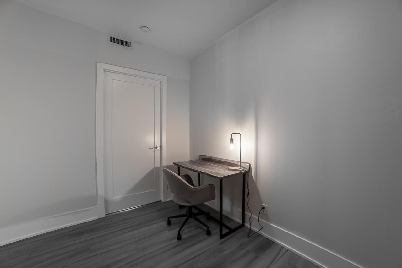 Apartment Designer W/ Cn Tower View & Parking *