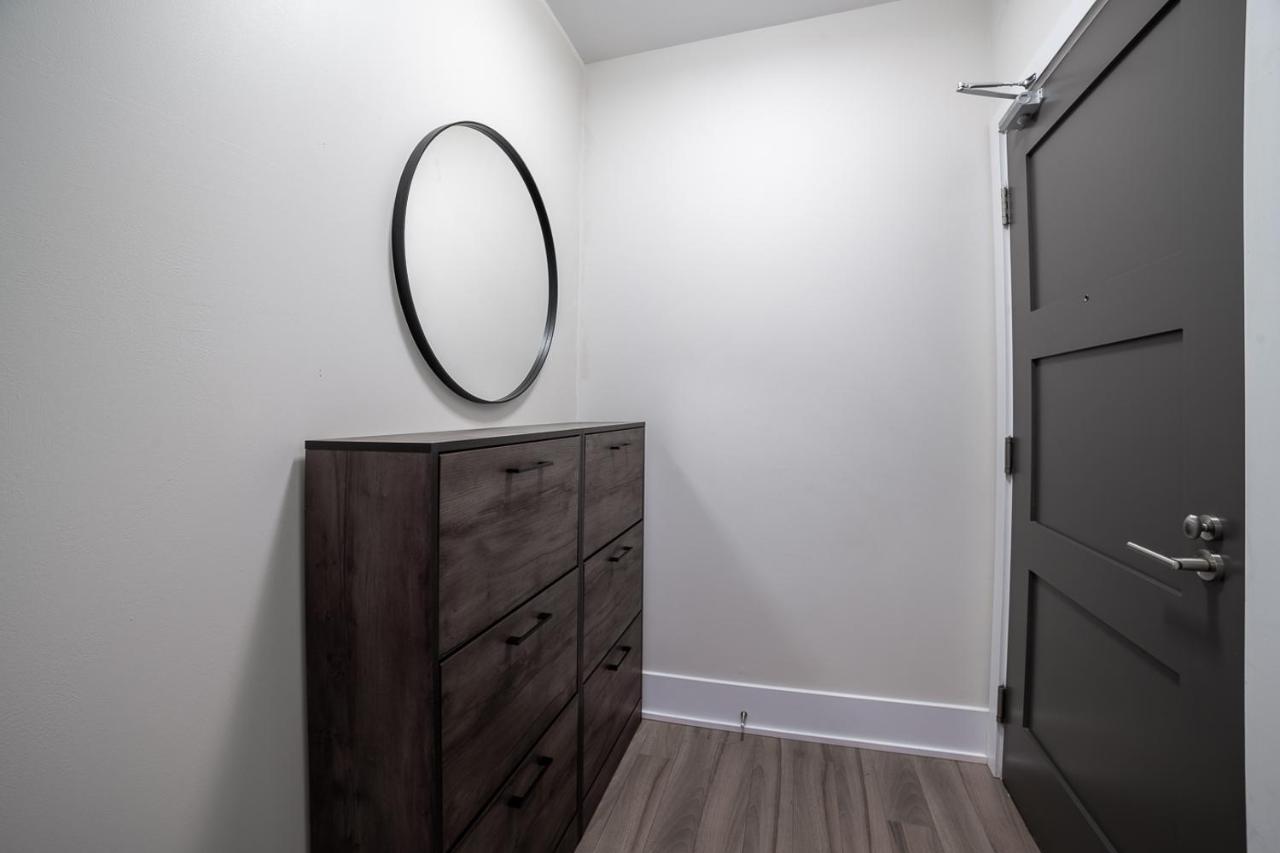 Apartment Designer W/ Cn Tower View & Parking