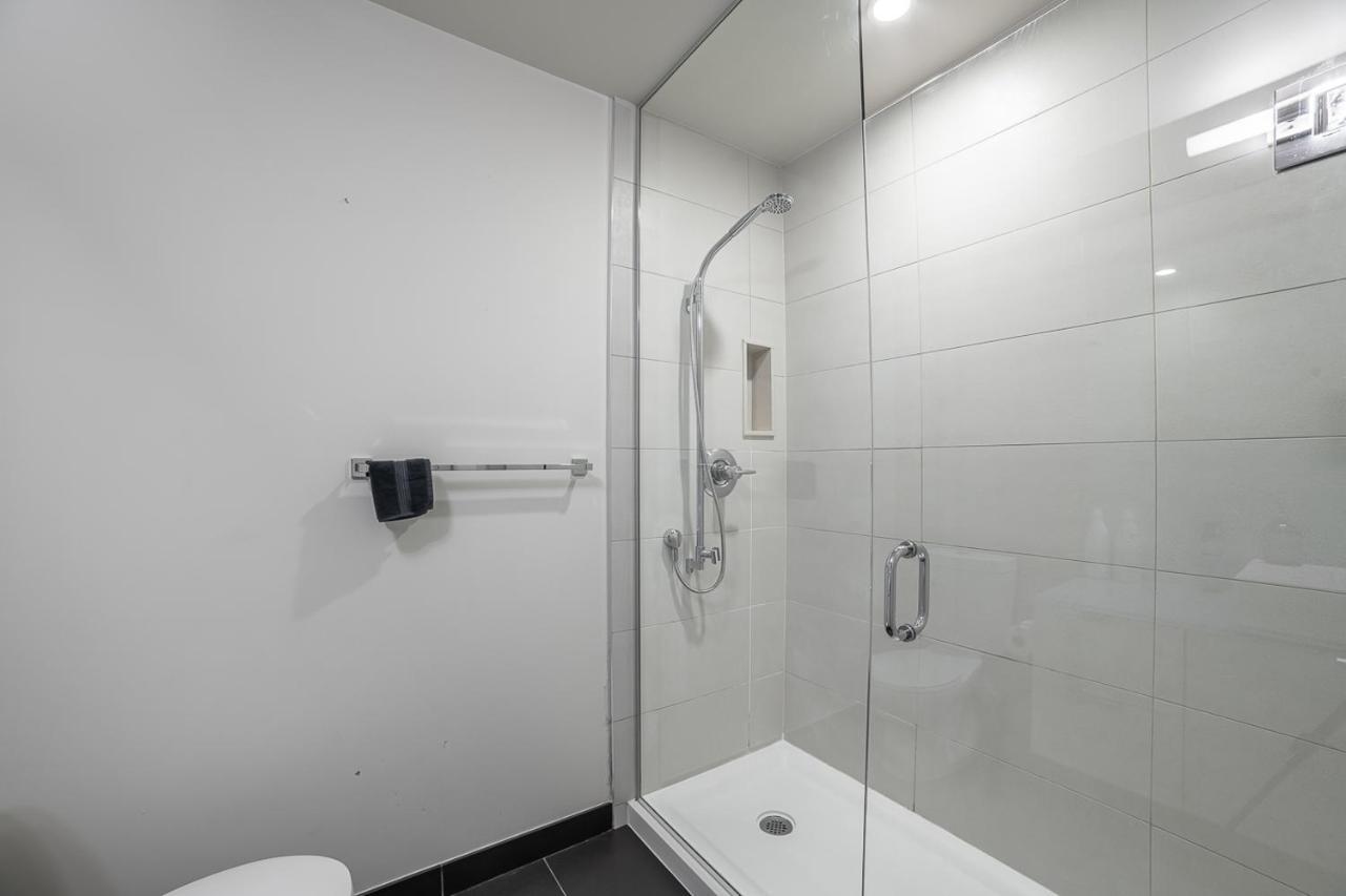 Apartment Designer W/ Cn Tower View & Parking *