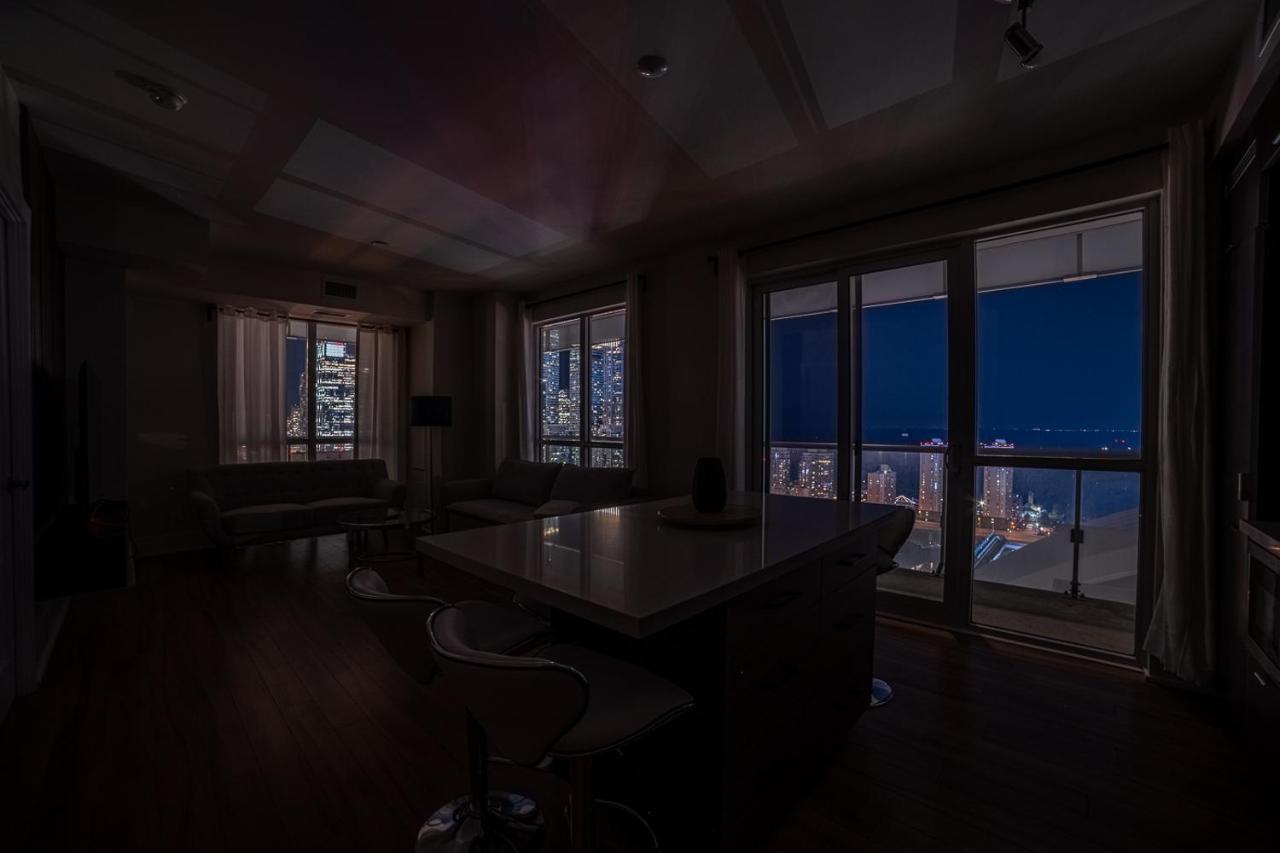 Designer W/ Cn Tower View & Parking *