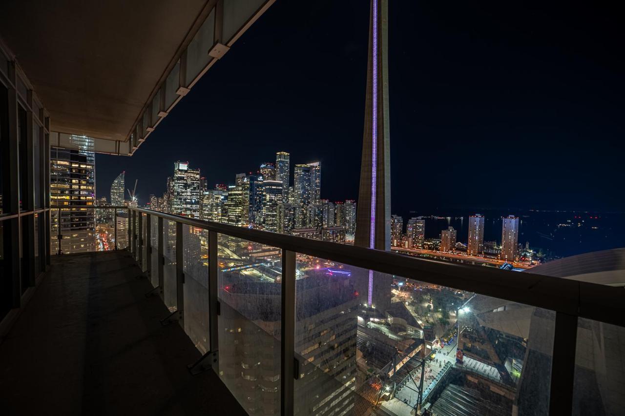 Designer W/ Cn Tower View & Parking Apartment *