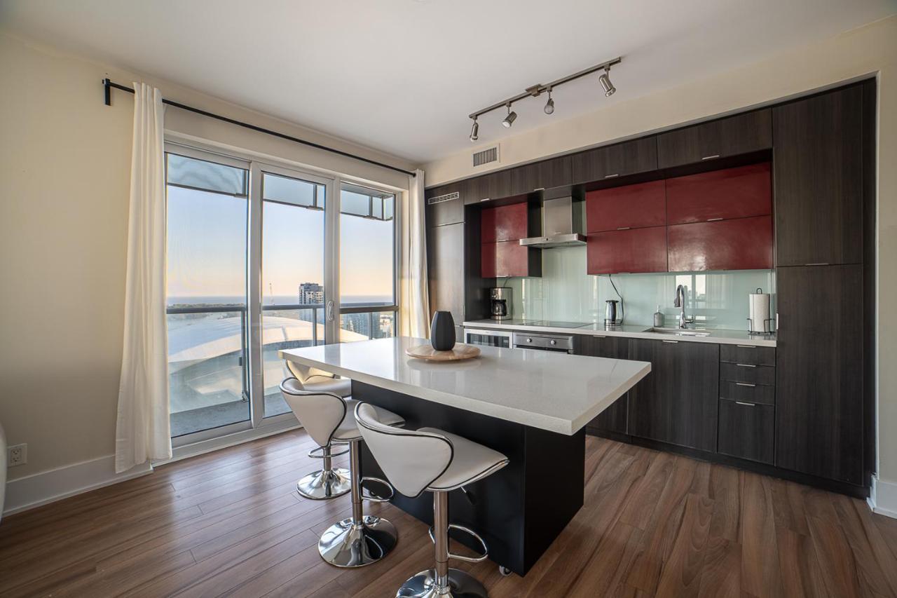 Designer W/ Cn Tower View & Parking Apartment Toronto