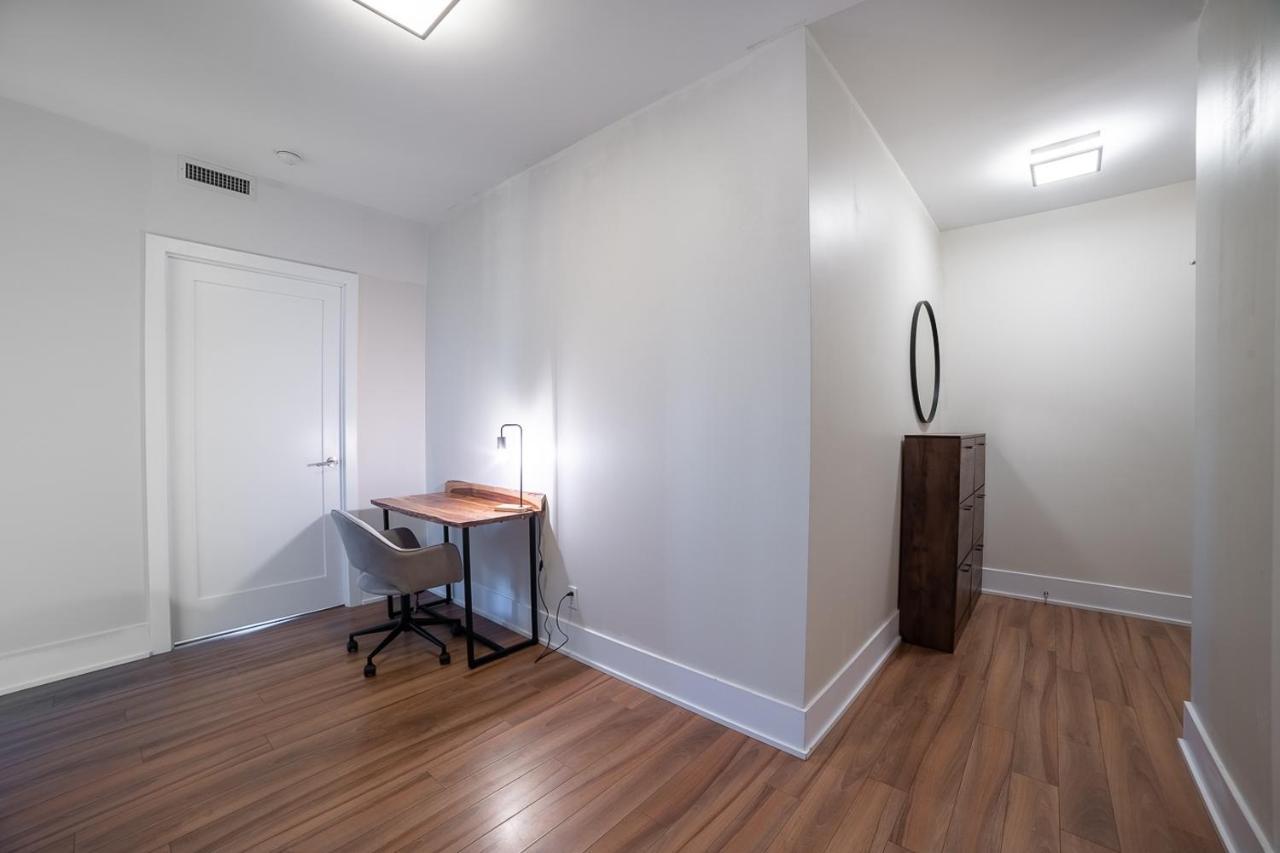 Designer W/ Cn Tower View & Parking Apartment