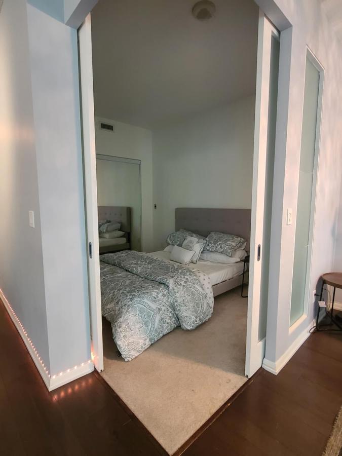 Apartment Spacious Lakefront Condo+parking+pool+gym+patio Toronto