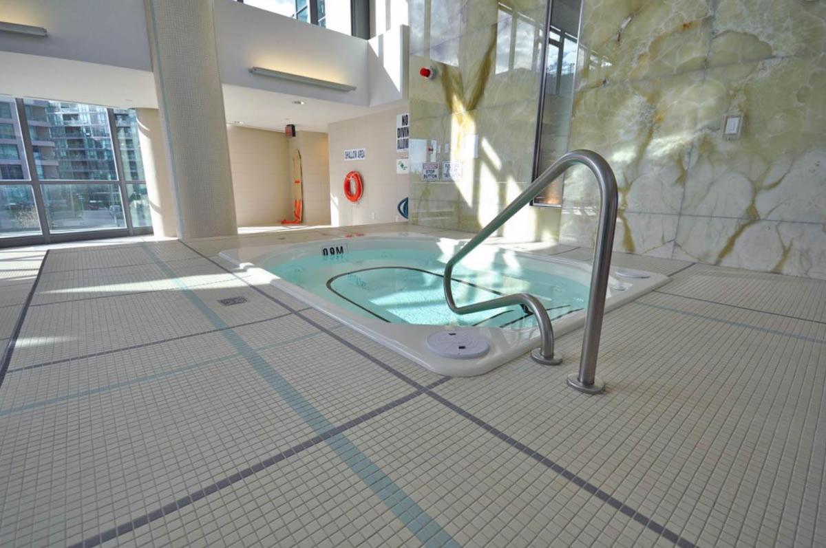 Apartment Spacious Lakefront Condo+parking+pool+gym+patio
