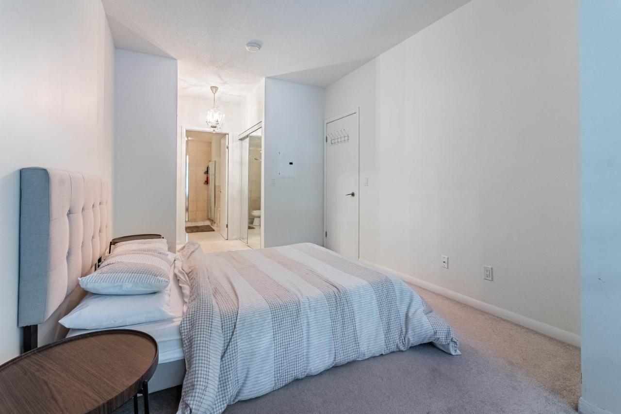 Spacious Lakefront Condo+parking+pool+gym+patio Apartment