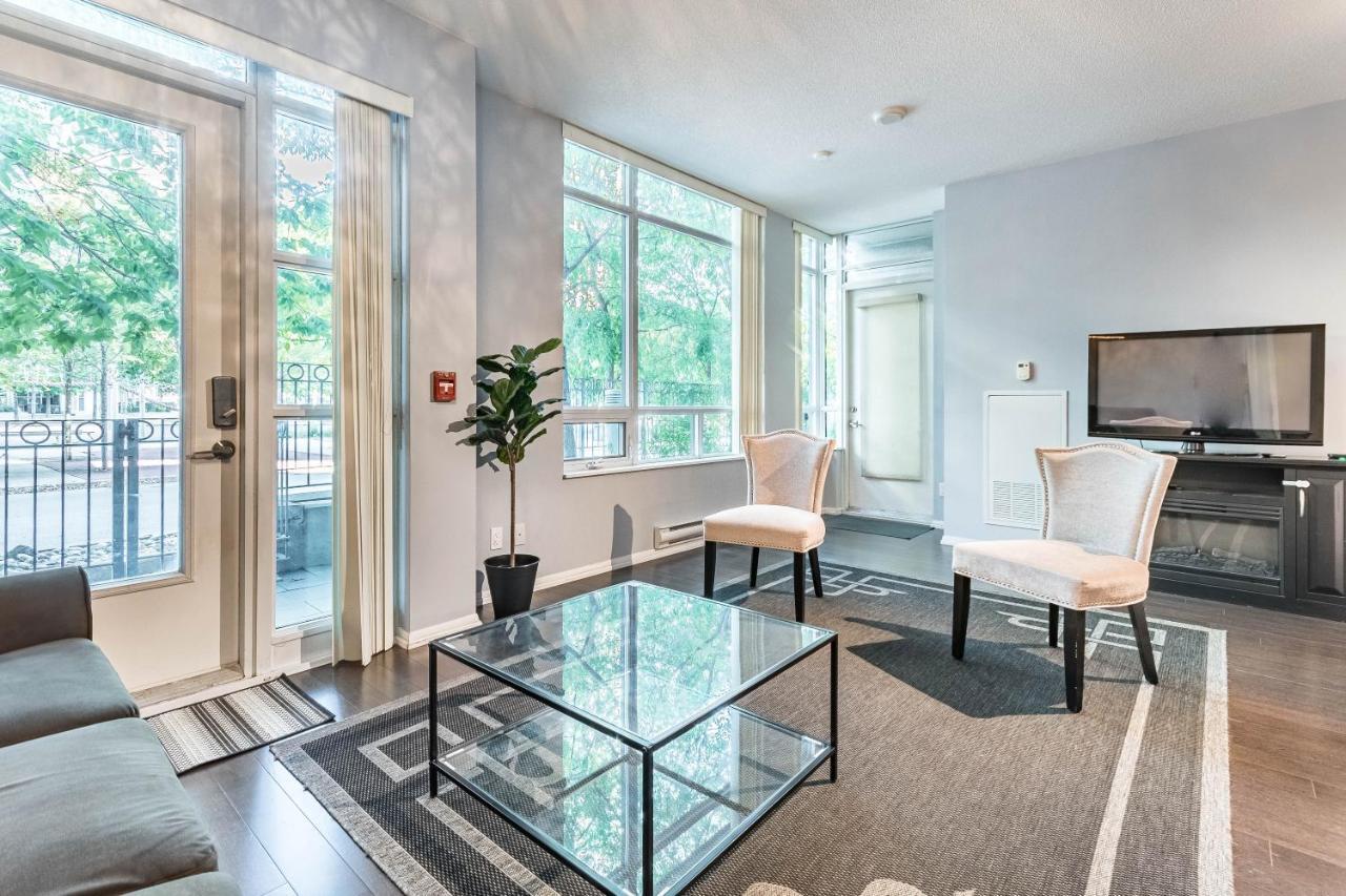 Apartment Spacious Lakefront Condo+parking+pool+gym+patio *