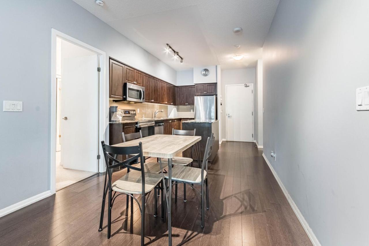 Apartment Spacious Lakefront Condo+parking+pool+gym+patio Toronto