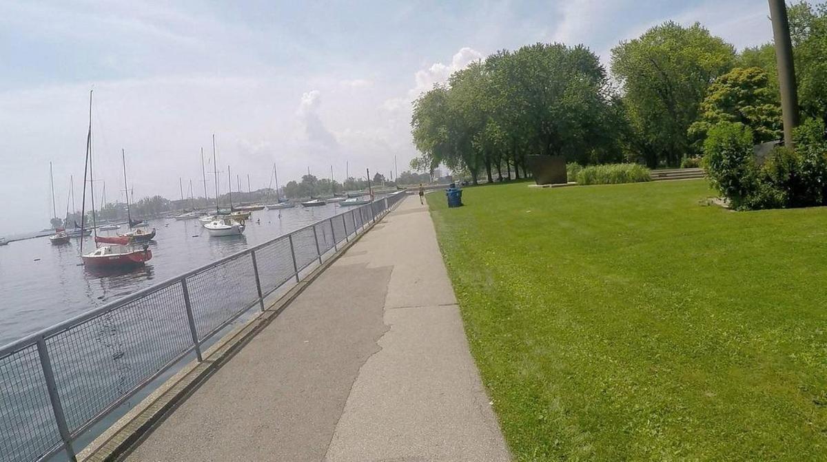 Spacious Lakefront Condo+parking+pool+gym+patio Apartment Toronto