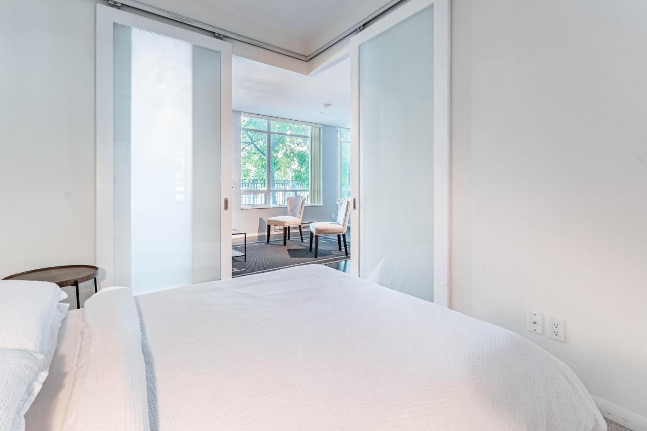 Spacious Lakefront Condo+parking+pool+gym+patio *