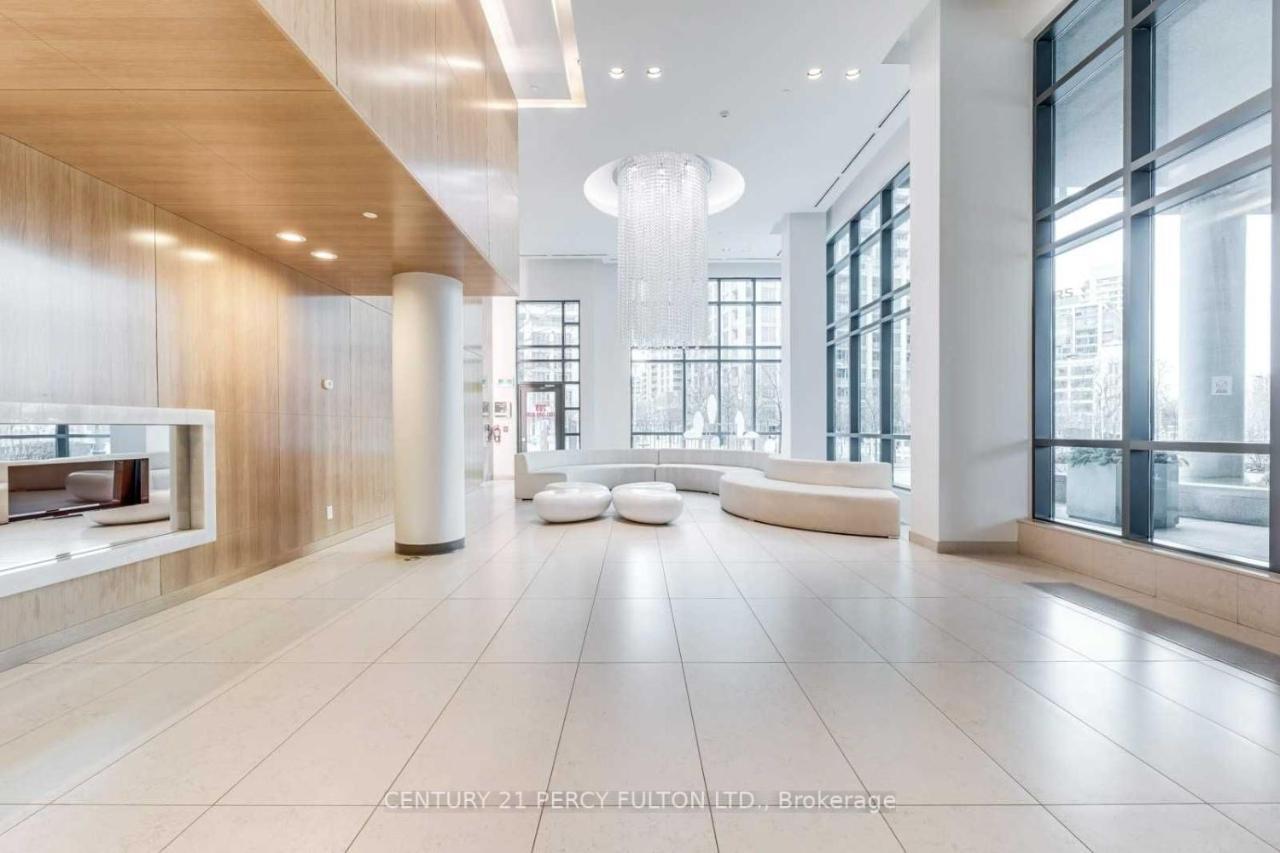 Spacious Lakefront Condo+parking+pool+gym+patio * Toronto