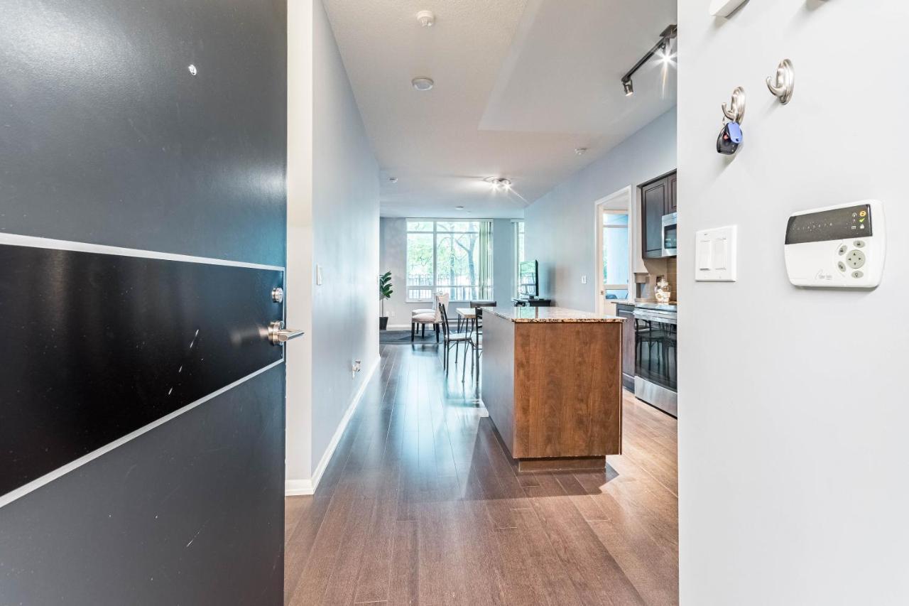 Apartment Spacious Lakefront Condo+parking+pool+gym+patio Toronto