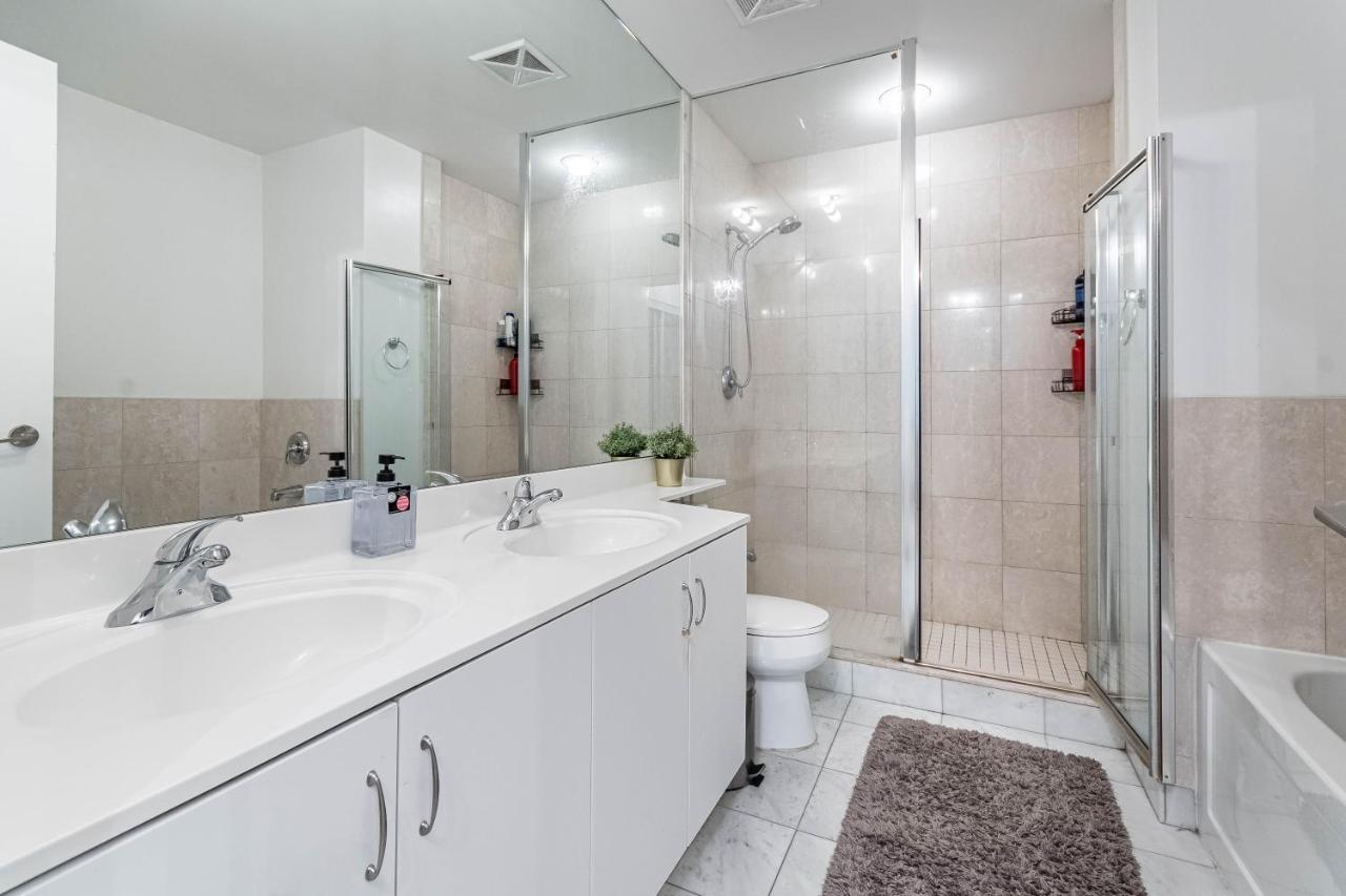 Spacious Lakefront Condo+parking+pool+gym+patio Apartment Toronto