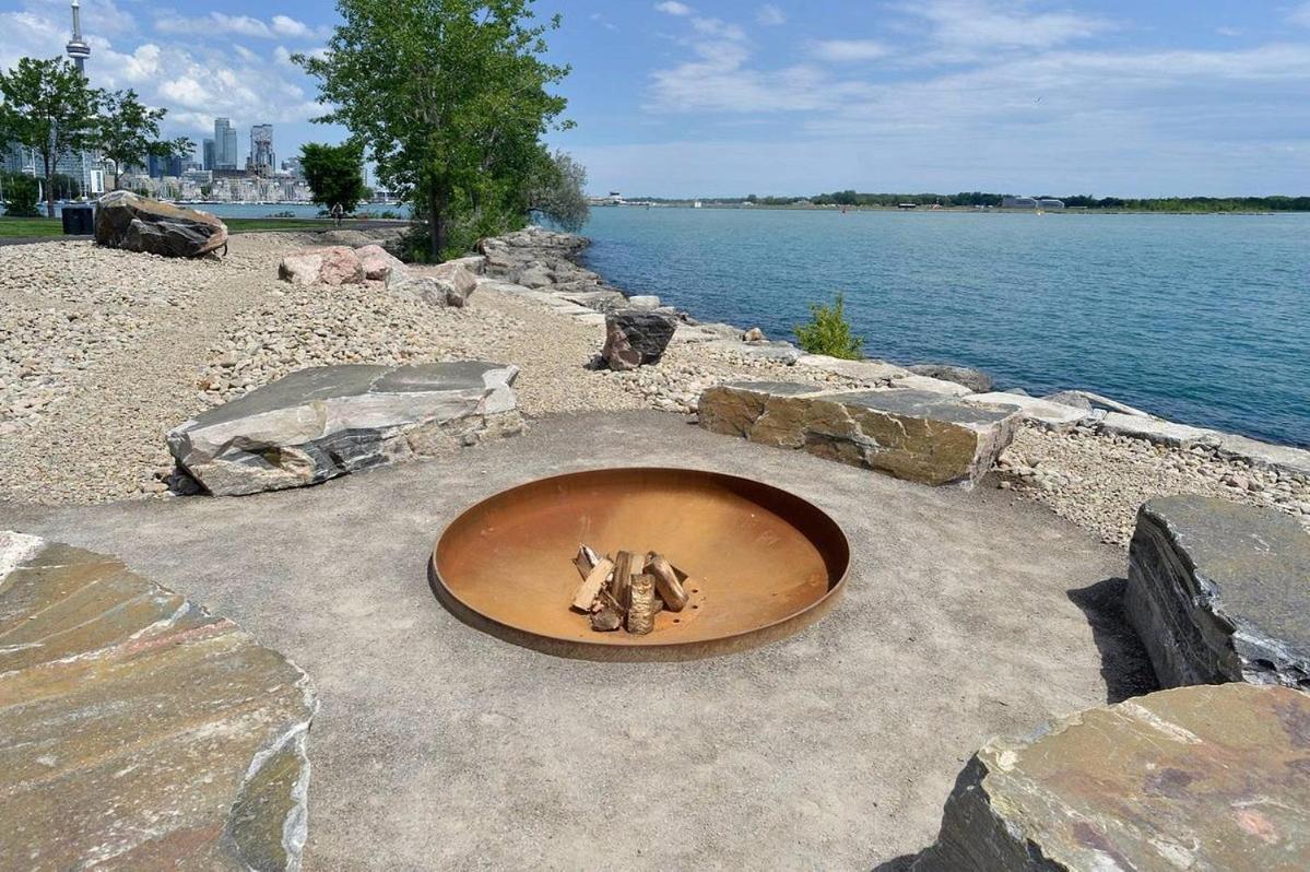 Apartment Spacious Lakefront Condo+parking+pool+gym+patio Toronto