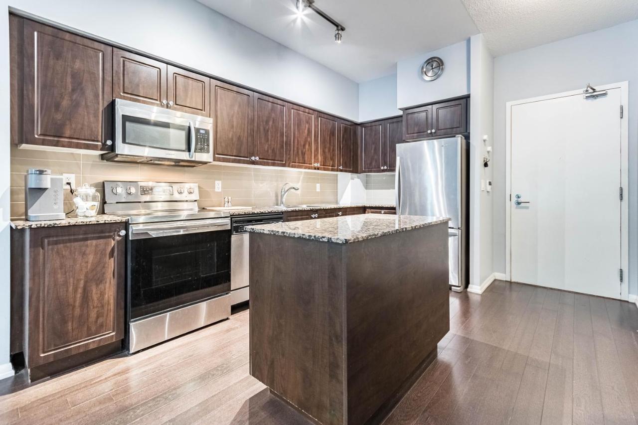 Spacious Lakefront Condo+parking+pool+gym+patio Toronto