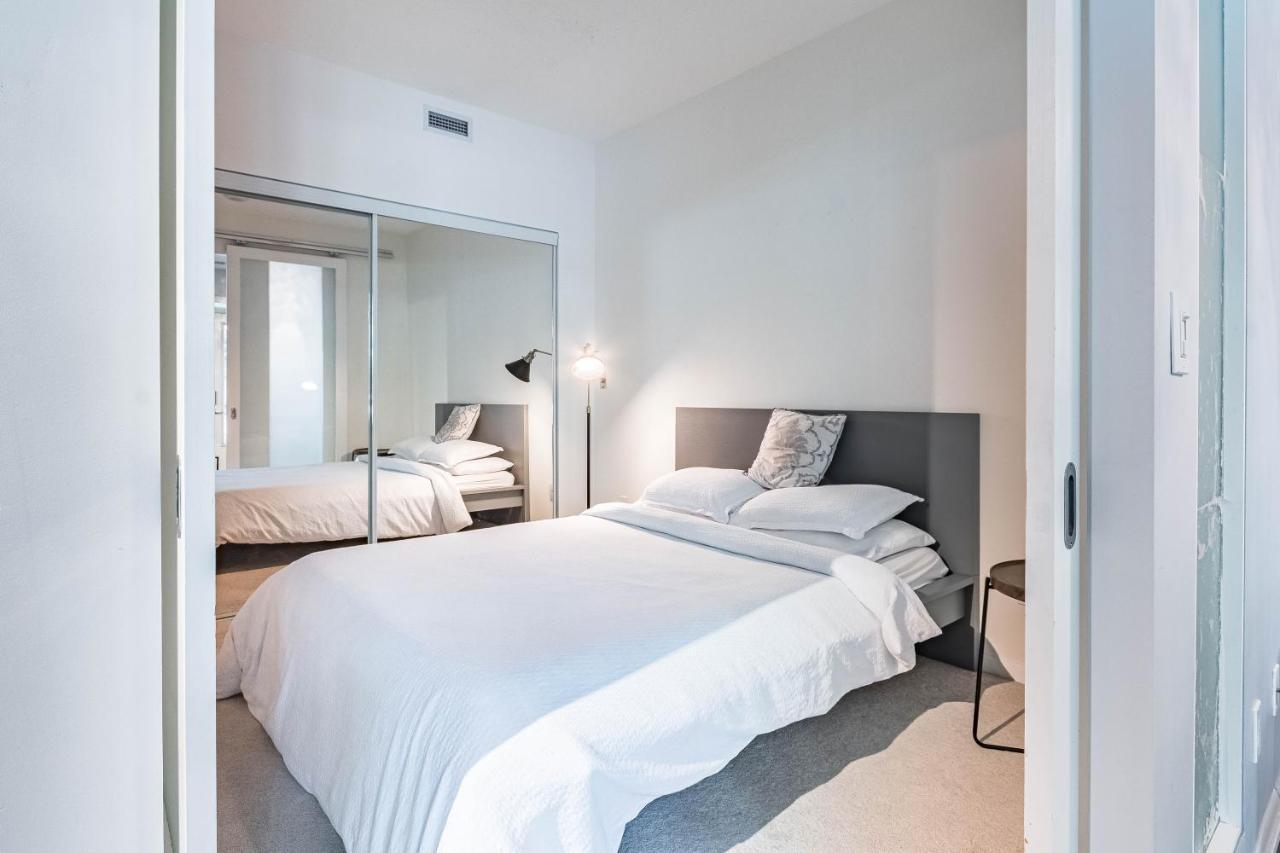 Spacious Lakefront Condo+parking+pool+gym+patio Apartment
