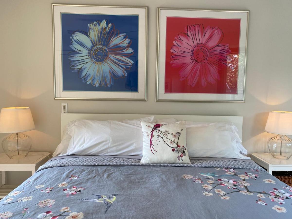 Superb Home:heated Pool-hot Tub Open 365days Holiday home Toronto