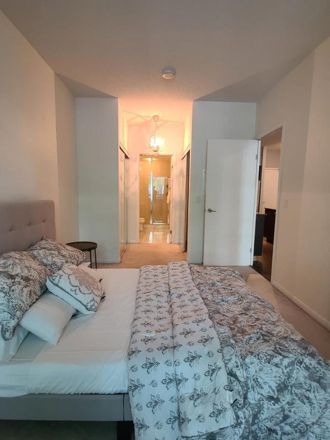 Spacious Lakefront Condo+parking+pool+gym+patio