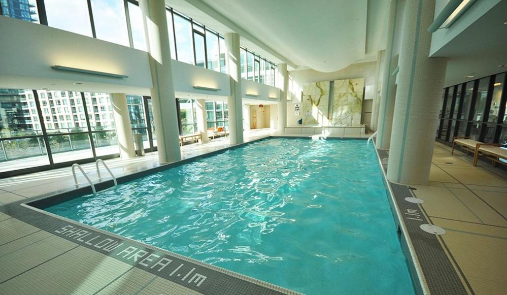 Apartment Spacious Lakefront Condo+parking+pool+gym+patio