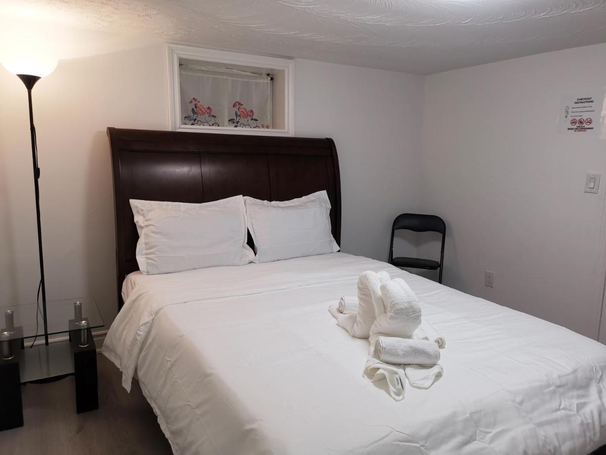 Tidy Private With Full Kitchen Toronto