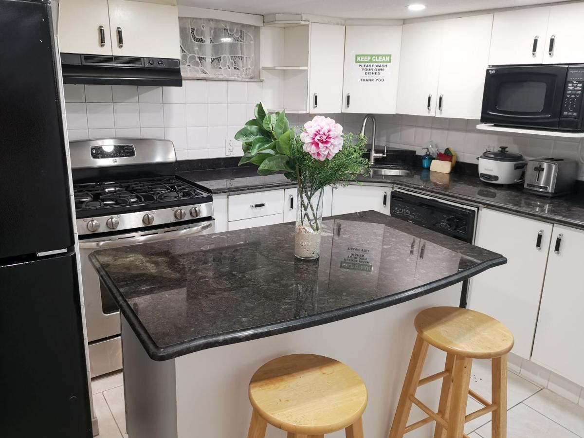 Guest house Tidy Private With Full Kitchen Toronto