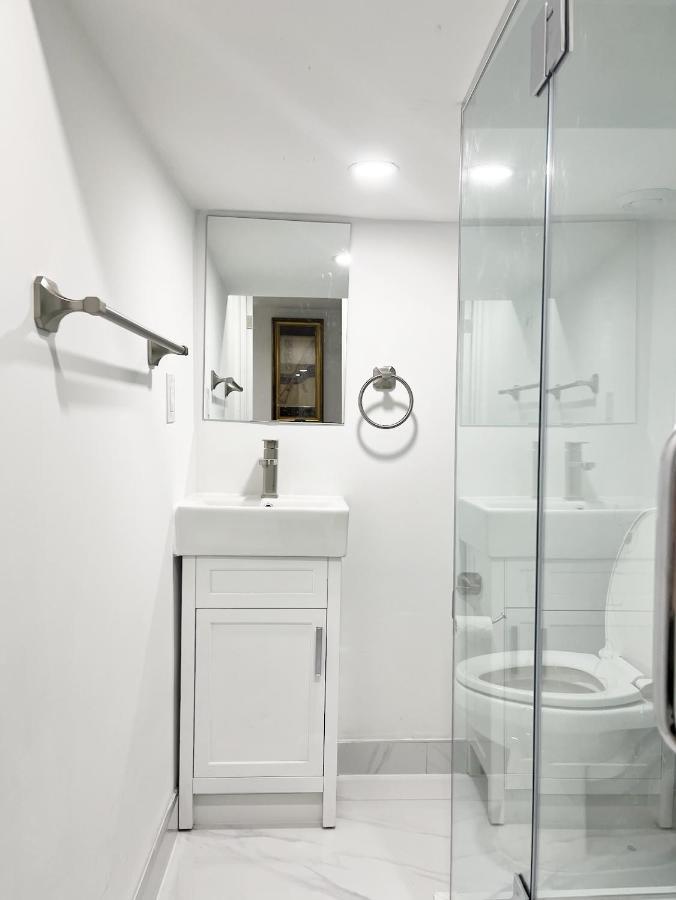 Tidy Private With Full Kitchen * Toronto