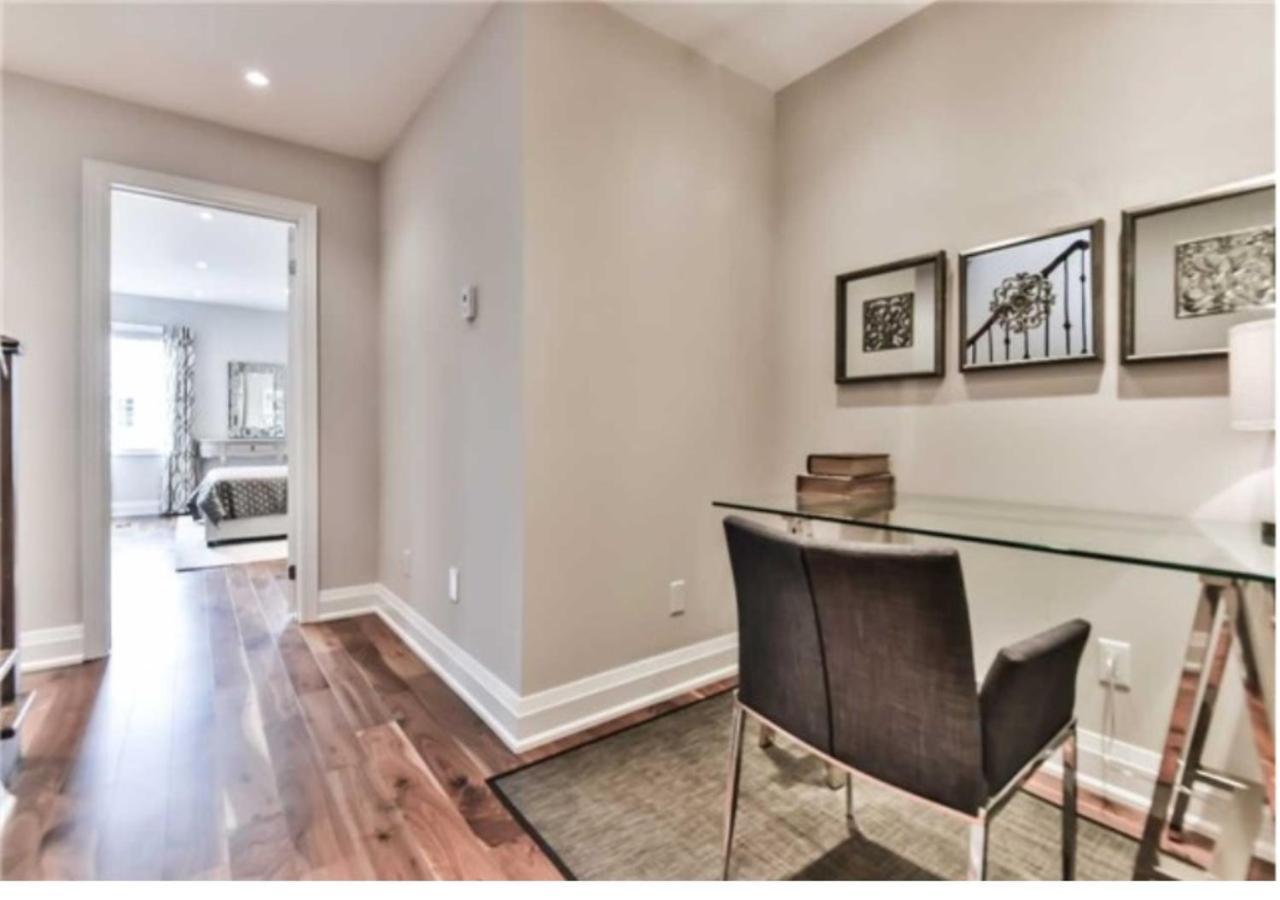 Immaculate Executive Townhouse 3br&3ba At Lawrence Park Holiday home