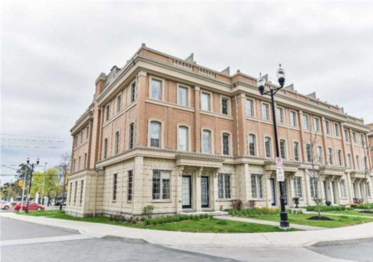 Immaculate Executive Townhouse 3br&3ba At Lawrence Park Holiday home Toronto