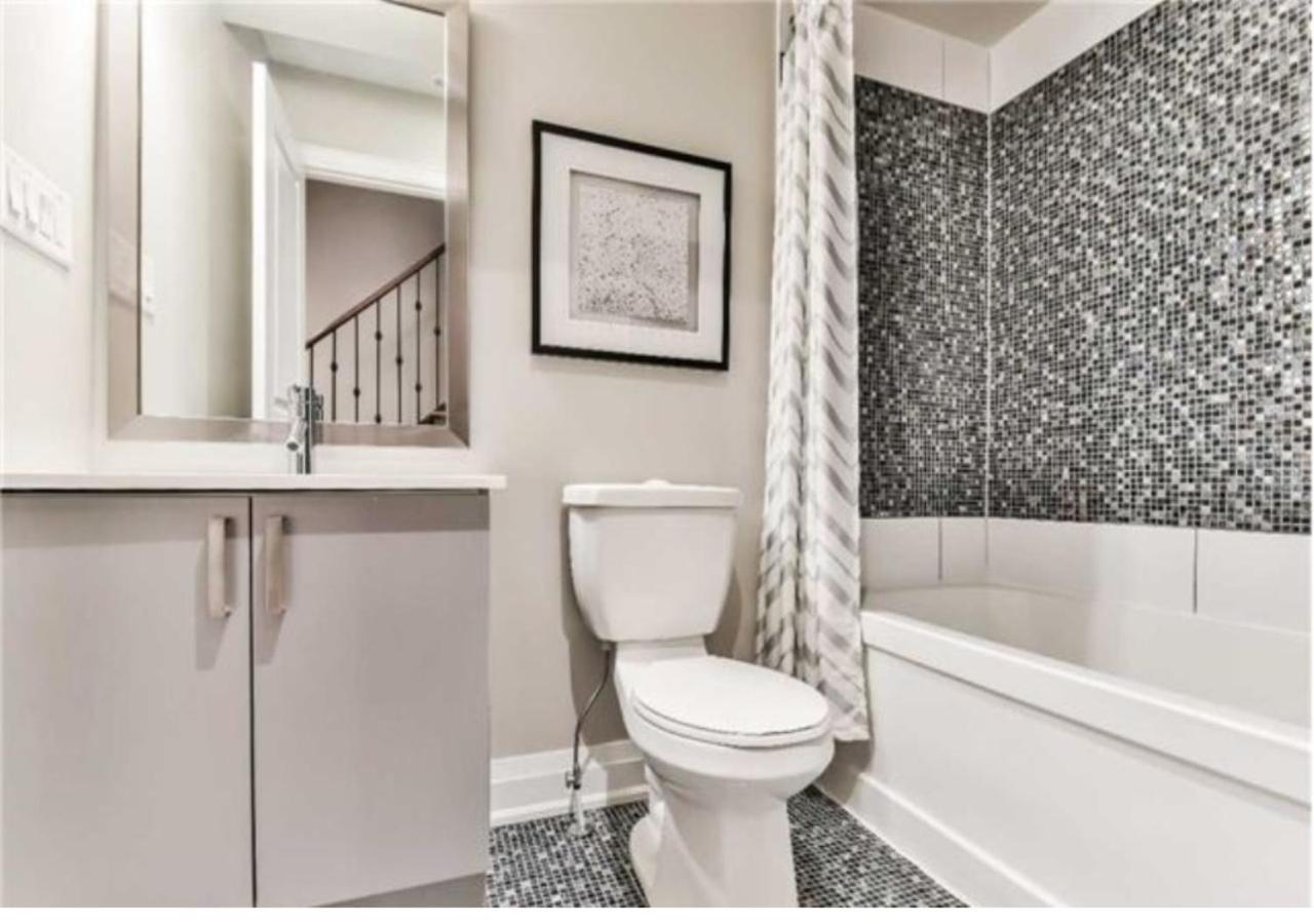 Immaculate Executive Townhouse 3br&3ba At Lawrence Park Holiday home Toronto