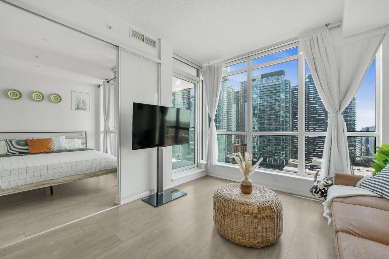 King Bed, Amazing View, Free Parking Apartment Toronto