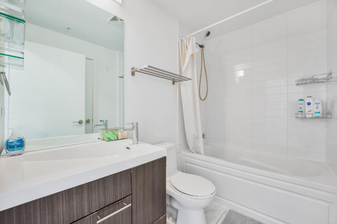 King Bed, Amazing View, Free Parking * Toronto