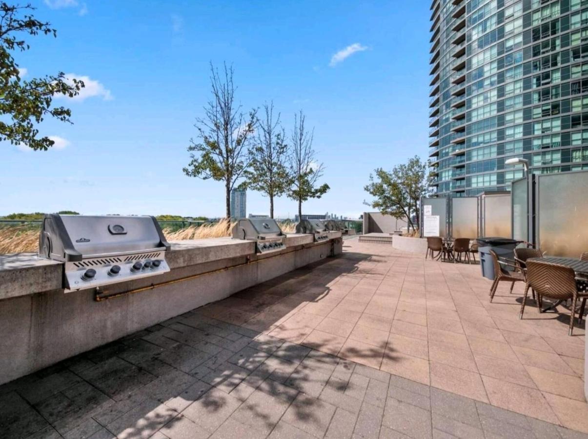 Cn Tower View With Free Parking, Pool, & Gym By Trains And Buses Apartment Toronto