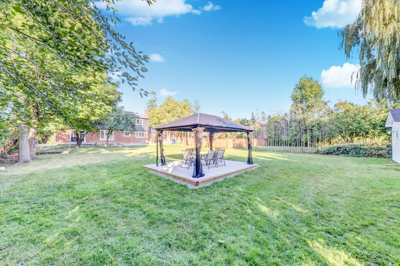 Stunning 7 Bedroom Rougeview With 2 Kitchens, 5 Bathrooms, Amazing Backyard & 8-car Parking