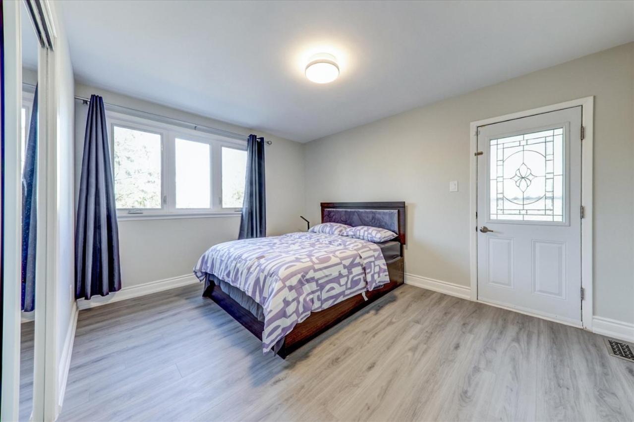 Holiday home Stunning 7 Bedroom Rougeview With 2 Kitchens, 5 Bathrooms, Amazing Backyard & 8-car Parking Toronto
