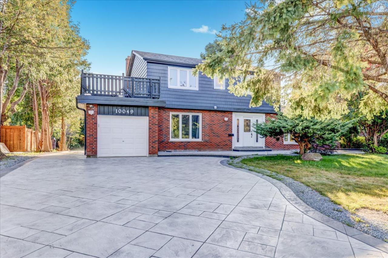 Stunning 7 Bedroom Rougeview With 2 Kitchens, 5 Bathrooms, Amazing Backyard & 8-car Parking Toronto