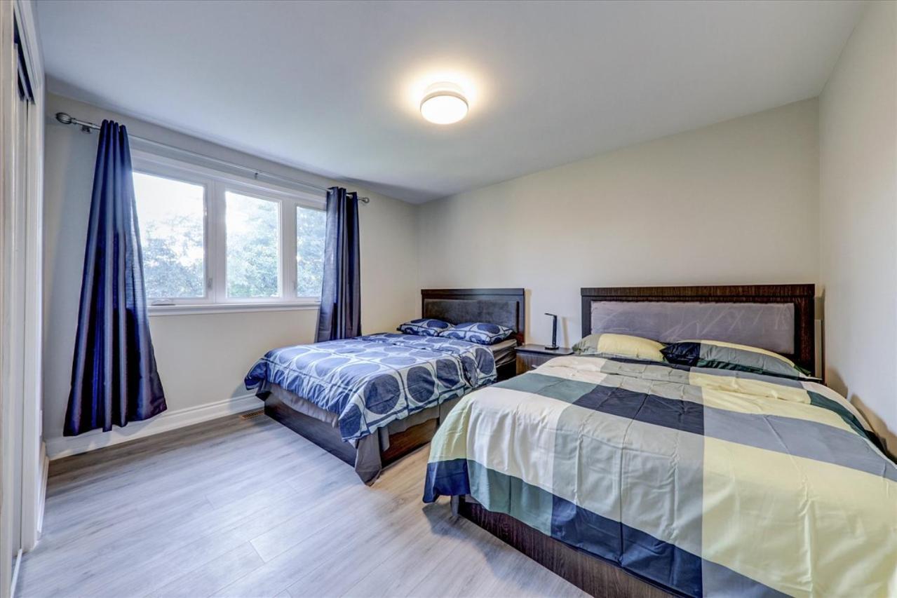 Stunning 7 Bedroom Rougeview With 2 Kitchens, 5 Bathrooms, Amazing Backyard & 8-car Parking *