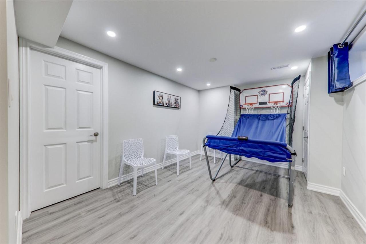 Stunning 7 Bedroom Rougeview With 2 Kitchens, 5 Bathrooms, Amazing Backyard & 8-car Parking Holiday home Toronto